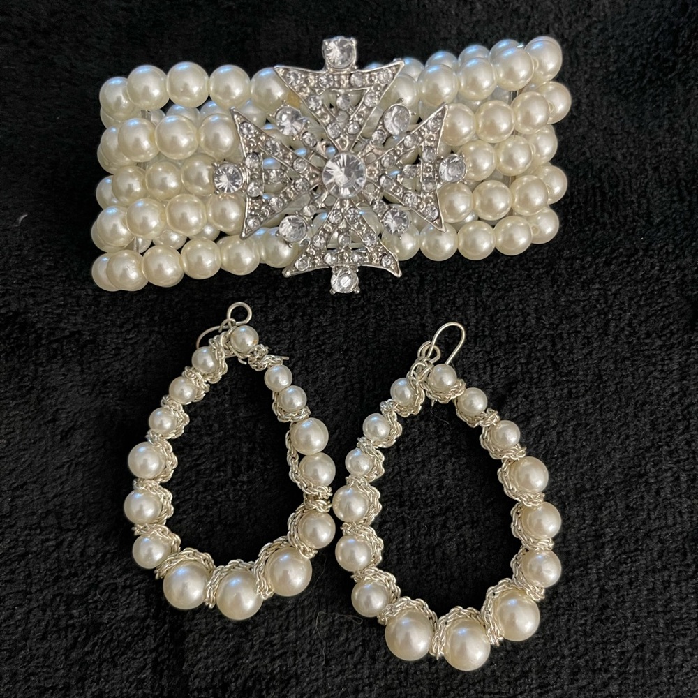 Beautiful pearl bracelet with matching earrings.